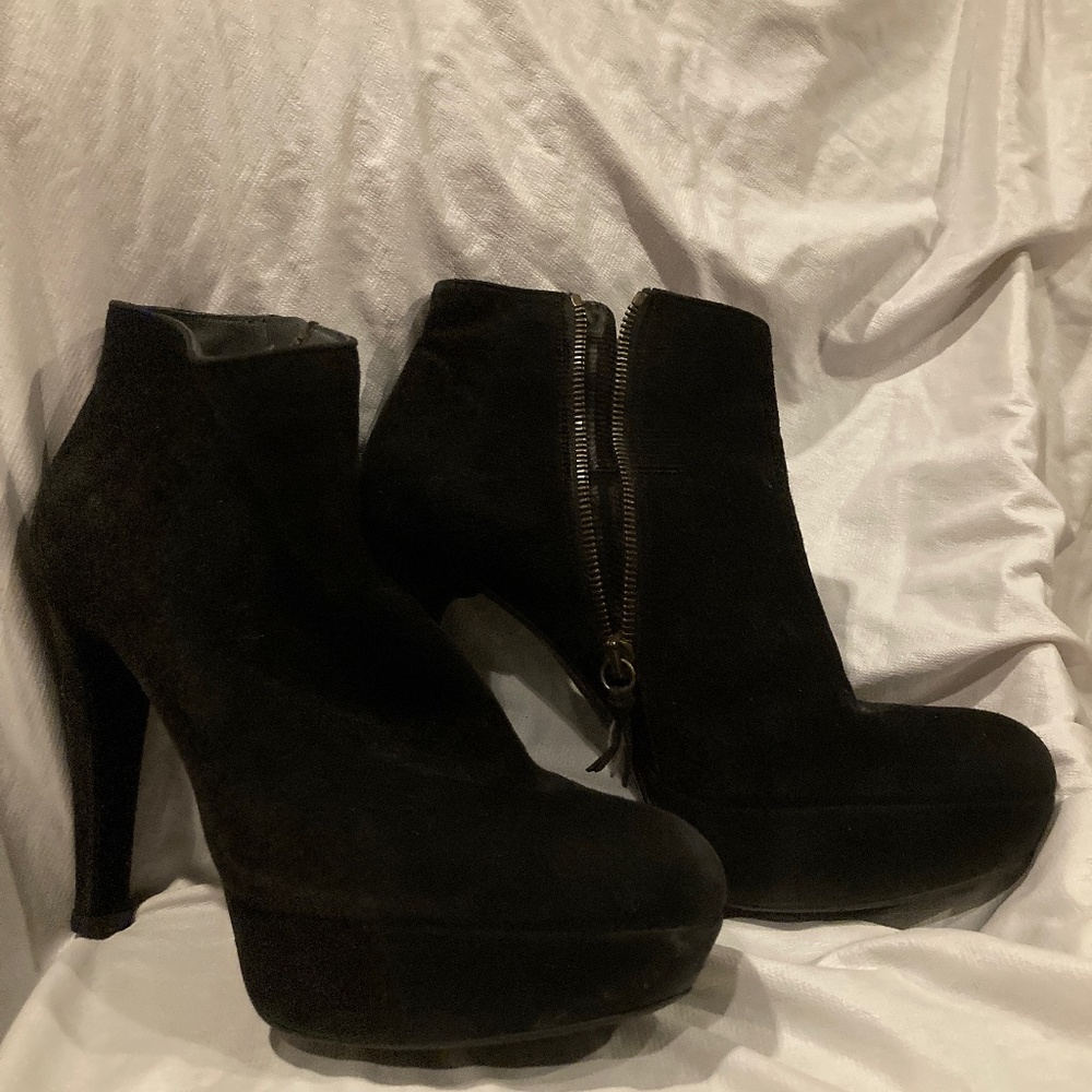 Stuart Weitzman size 8 black suede ankle boots